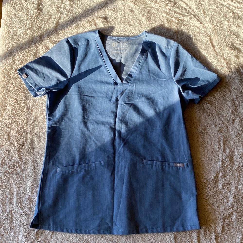 Figs casma three pocket scrub top blue size small